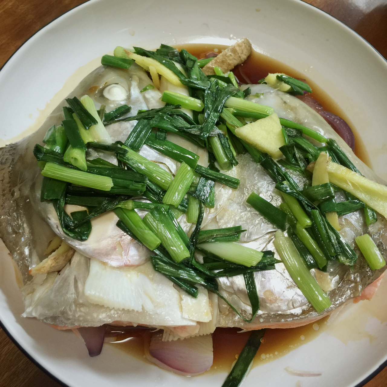 外飘的红叶做的姜葱清蒸三文鱼头