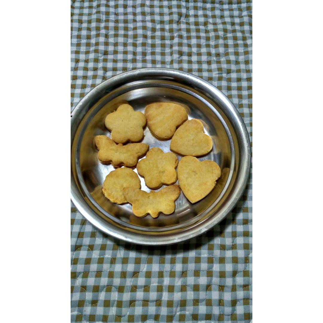 烘培小白的第一次作品：变异的曲奇饼干。没备黄油，改用色拉油；没有奶粉，忘记牛奶;一次性的裱花袋挤破了，改用五角星型模具……一抹黑