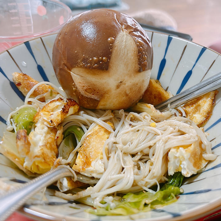 解馋减脂餐！酸辣开胃又下饭的菠菜拌金针菇