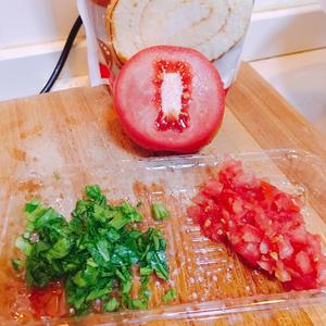 番茄蔬菜鸡蛋饼的做法 步骤2