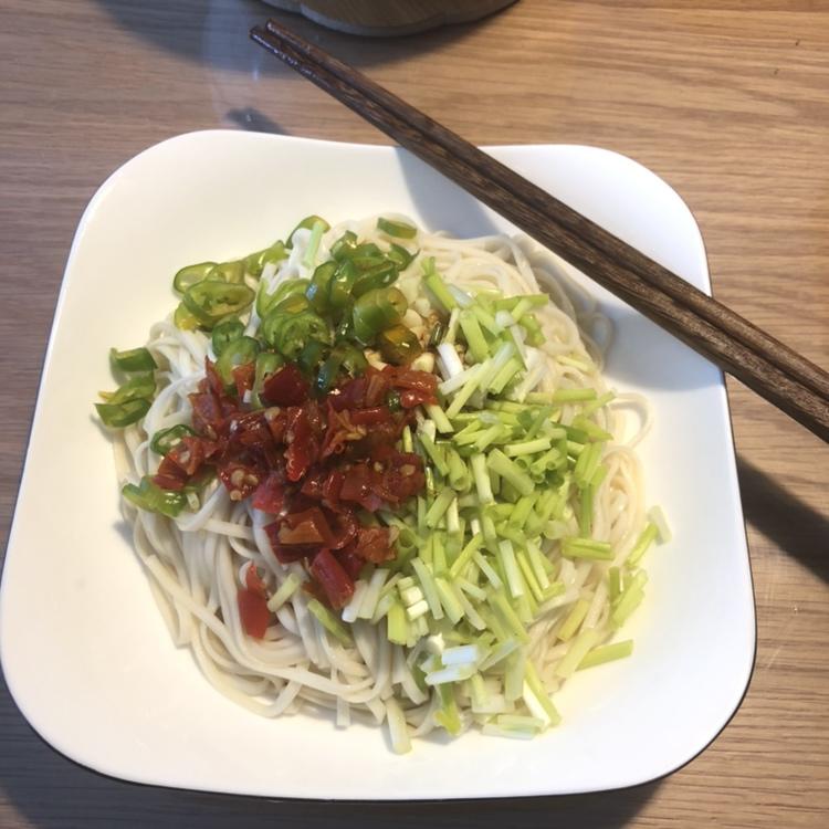 葱爆面—就是汪涵在天天向上里面做的那个啦