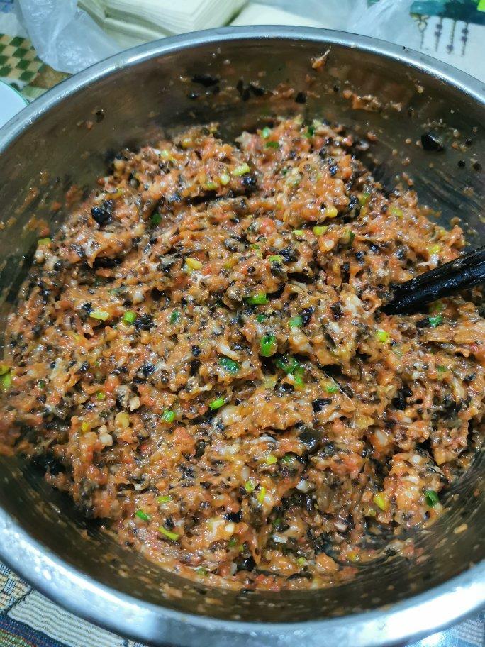 奥斯卡cici做的爽口美味的三鲜馄炖猪肉香菇木耳胡萝卜馅