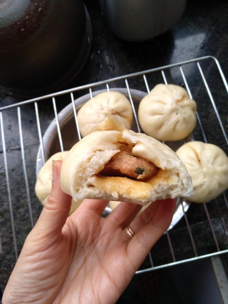 松软多汁的肉包子