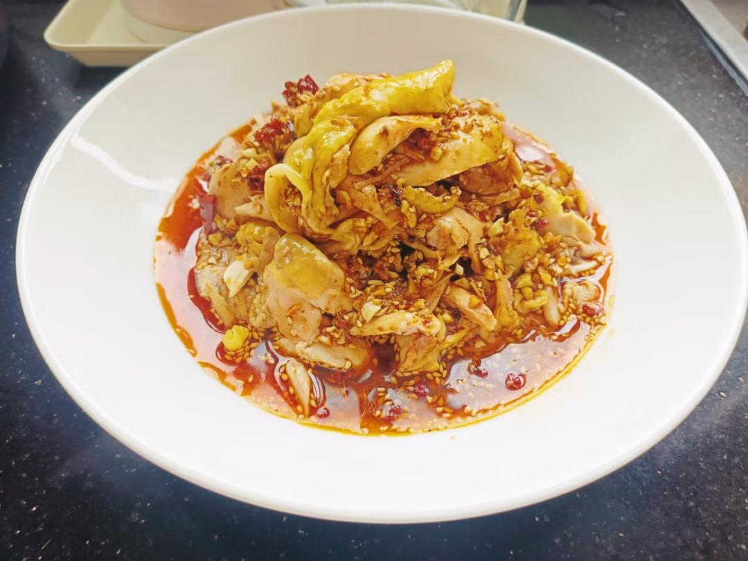 熬一碗无油烟红油，来一盘川香凉拌鸡丝