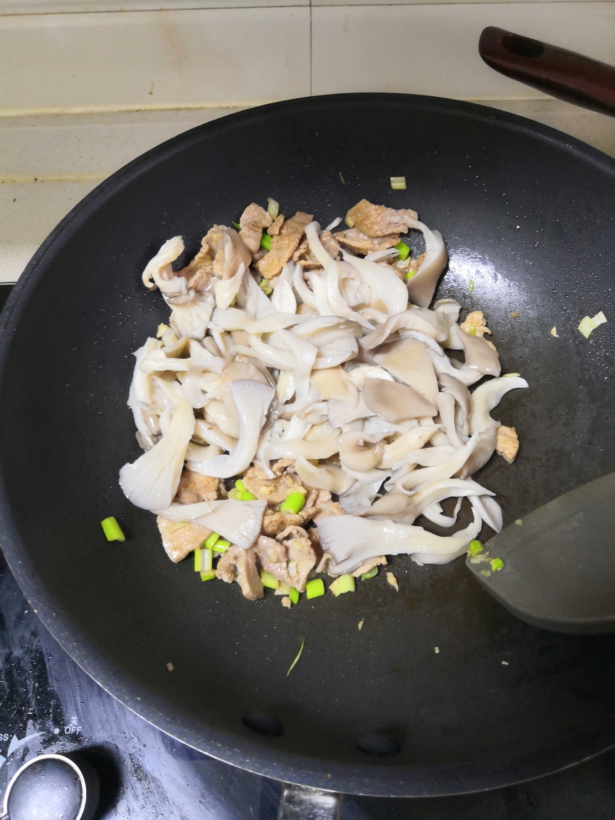 蘑菇炒肉（家常版）的做法 步骤7