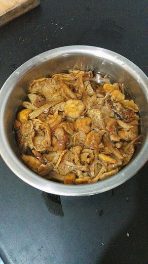 野蘑菇炖柴鸡的做法 步骤1