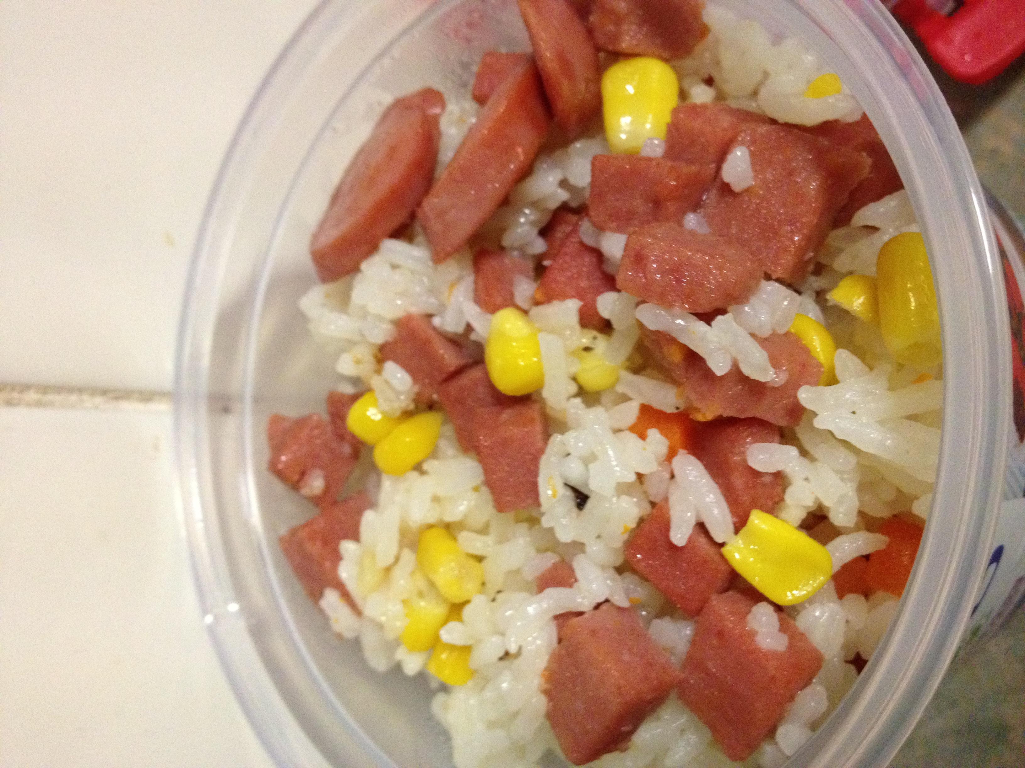 玉米红萝卜香肠焖饭的做法 步骤3