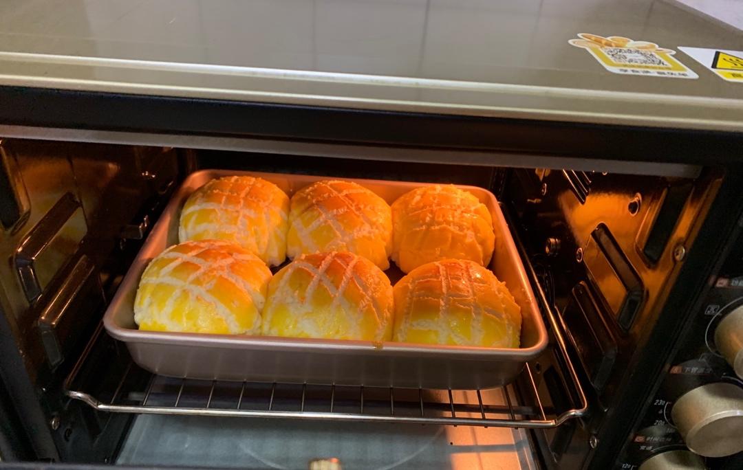 好吃到炸裂的港式菠萝包（附带制作酥皮的小视频）