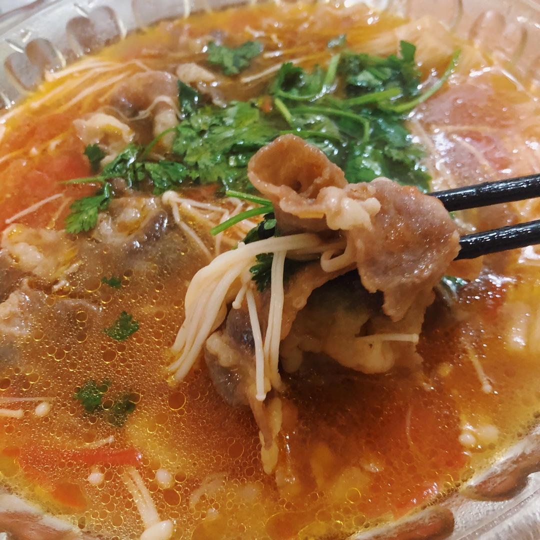 番茄金针菇肥牛锅 鲜到眉毛掉