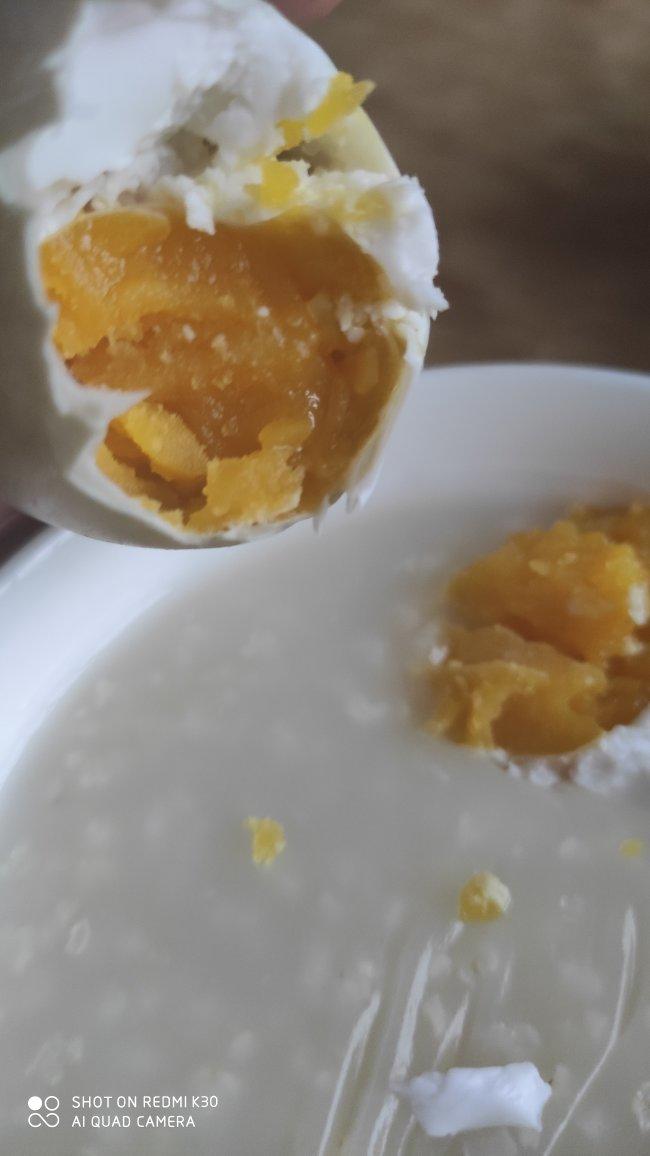 就像有句话所说：成年人的世界里，从来就没有“容易”二字。很多时候，你只能单枪匹马，直面生活的兵荒马乱。