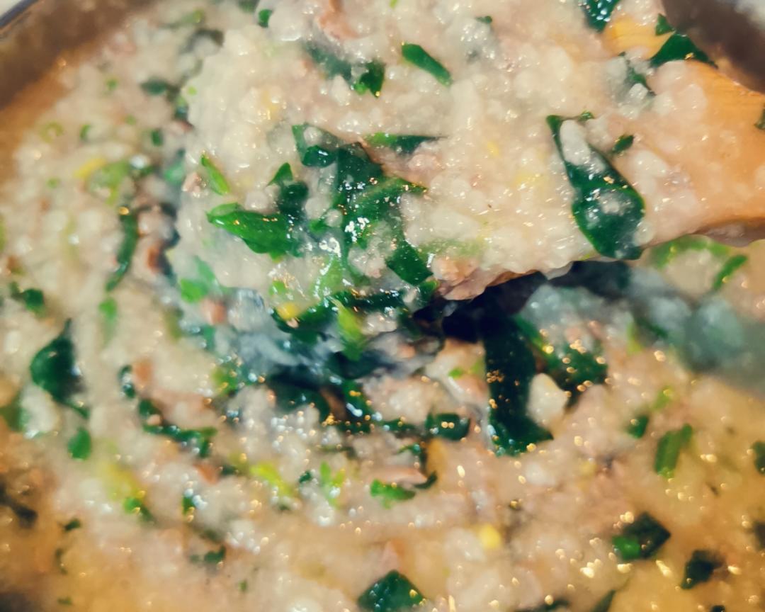 香甜可口的猪肝菠菜粥，家庭养身必备