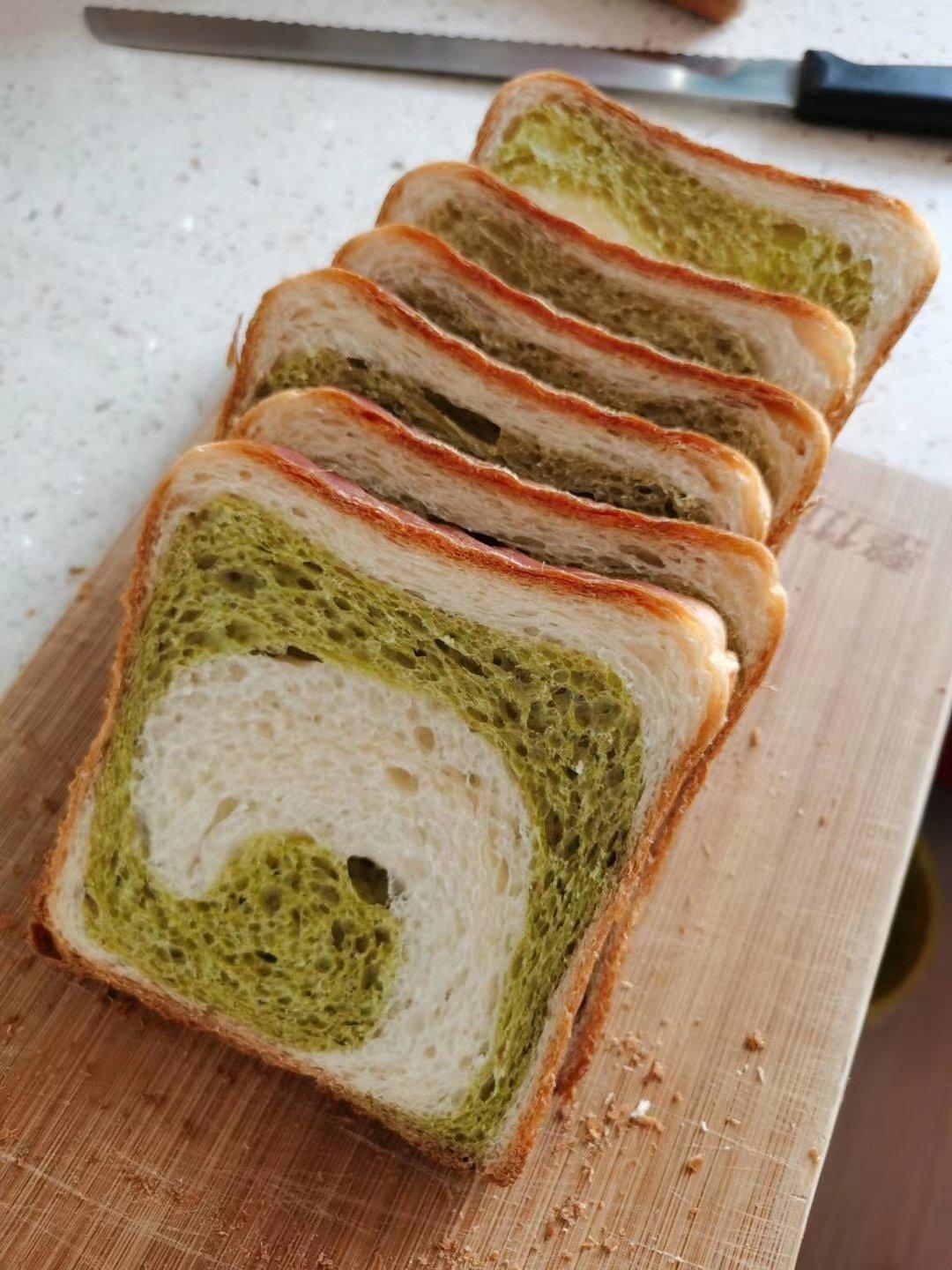 清香柔软的抹茶红豆吐司