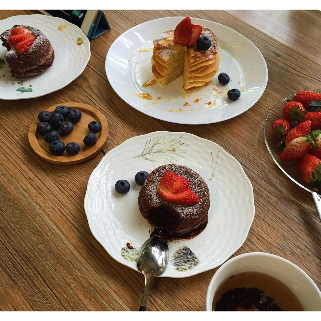 【酸奶松饼yogurt pancake】，搭上黑莓果酱和枫糖的美味。