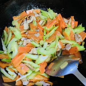 胡萝卜芹菜炒肉片的做法 步骤6