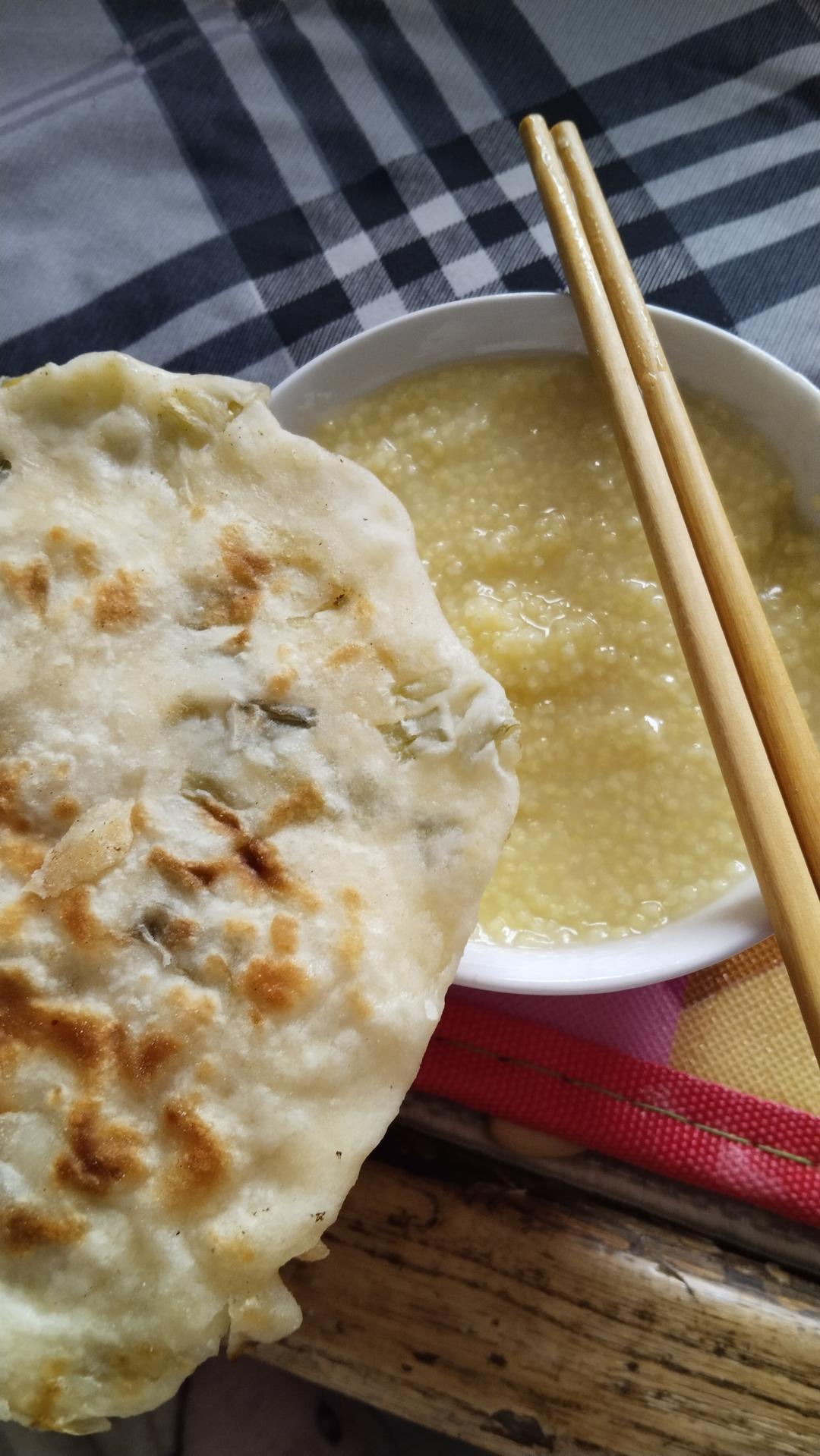 家常葱油饼 柔软多层 凉了也是软软的特别好吃 附细节视频详解
