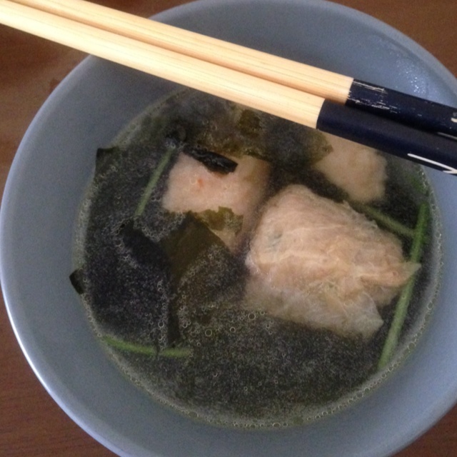 裙带菜汆丸子汤