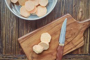 松仁玉米焗红薯的做法 步骤2