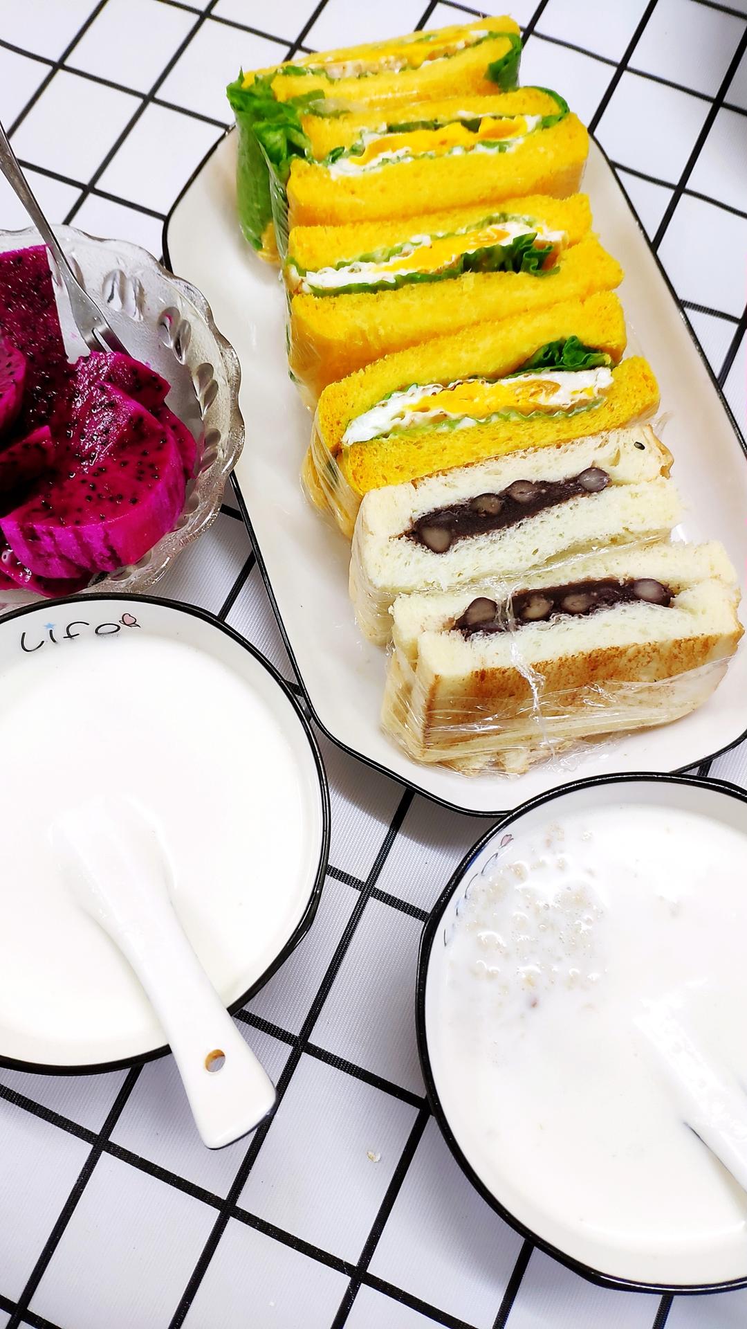 一个初中男孩子的早餐和一个小学女孩子的早餐