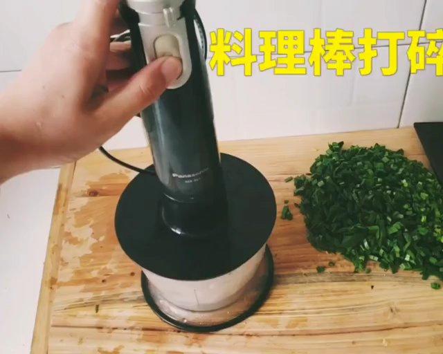 可以看见内馅的皮薄馅大韭菜馅饼