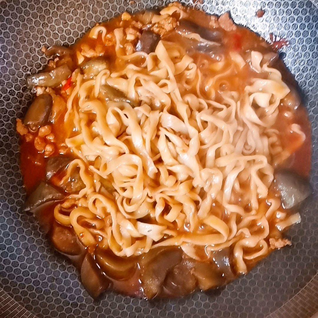 无敌好吃的【鱼香肉沫茄子焖面】，吃完舔盘🍜