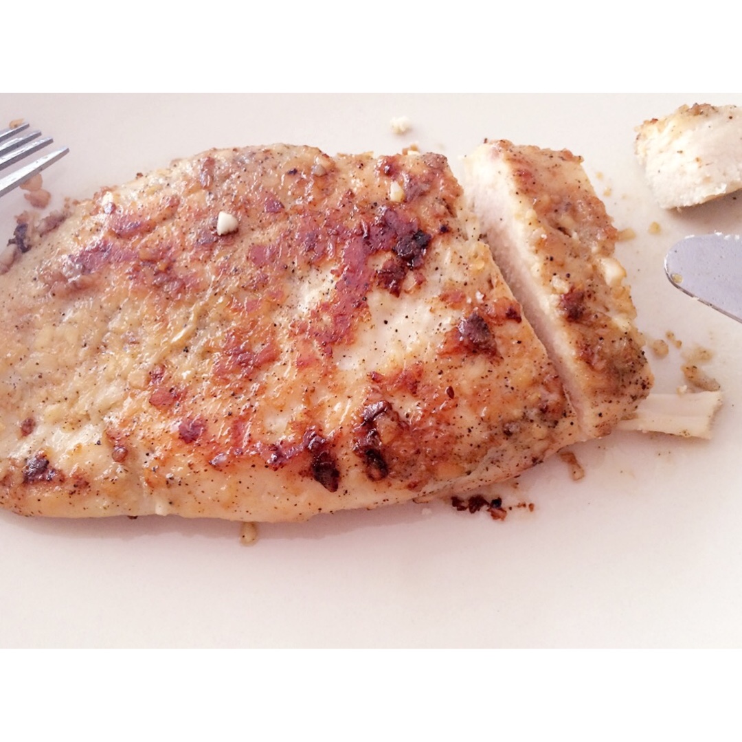 酷炫屌炸天好吃的煎鸡胸肉（香蒜蜂蜜煎鸡胸肉）