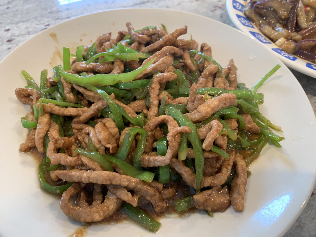 经典的家常菜，青椒炒肉丝，简单的食材也能做出如此美味