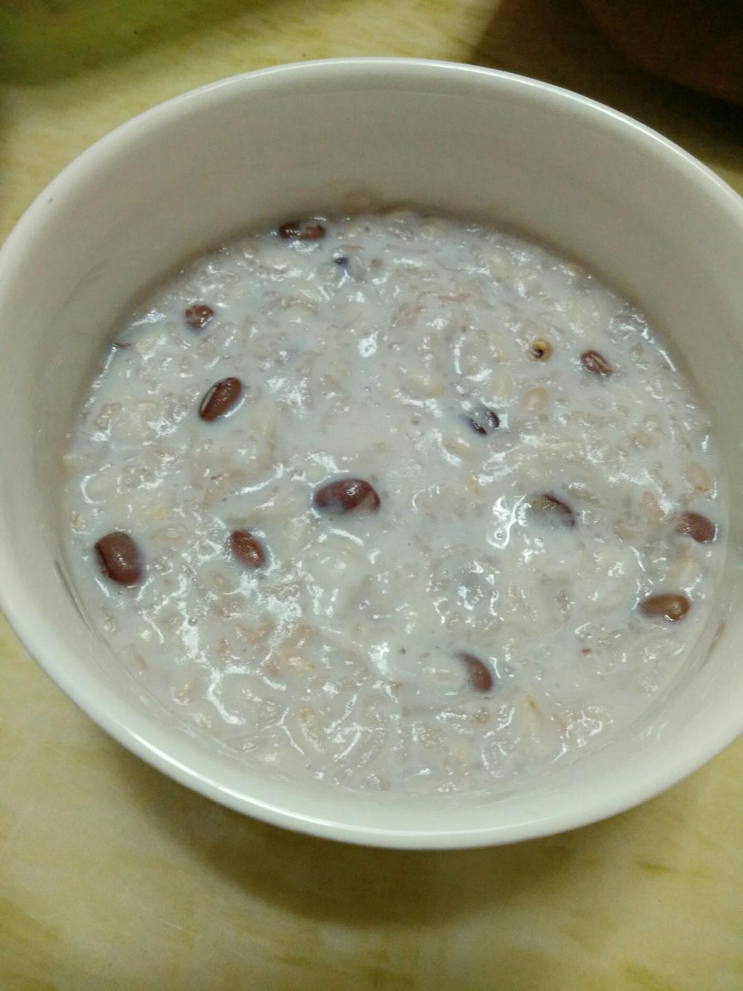 红枣红豆薏仁牛奶粥