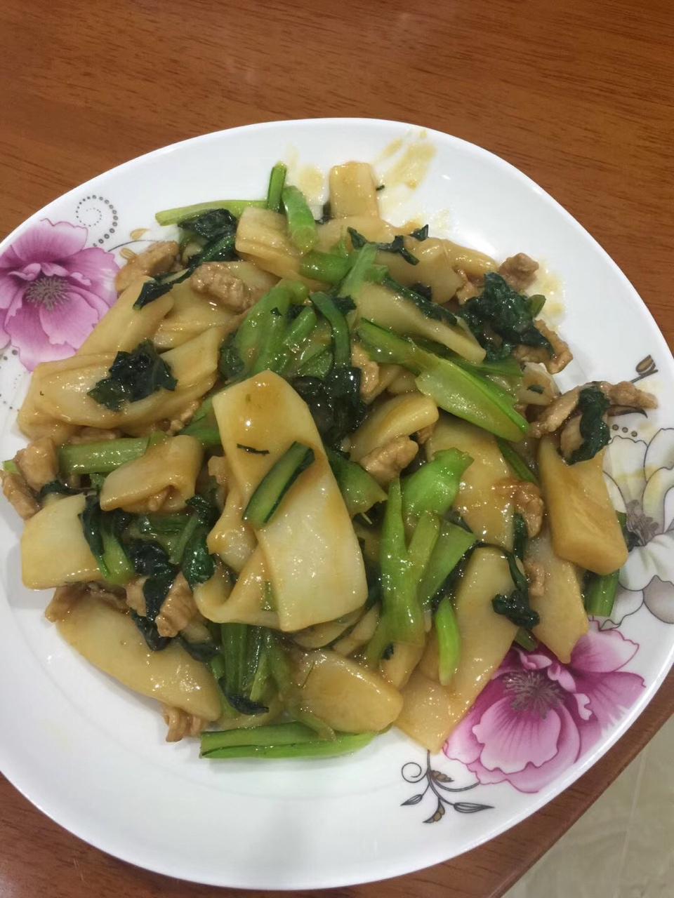 琼琼的做的朴素的青菜肉丝炒年糕