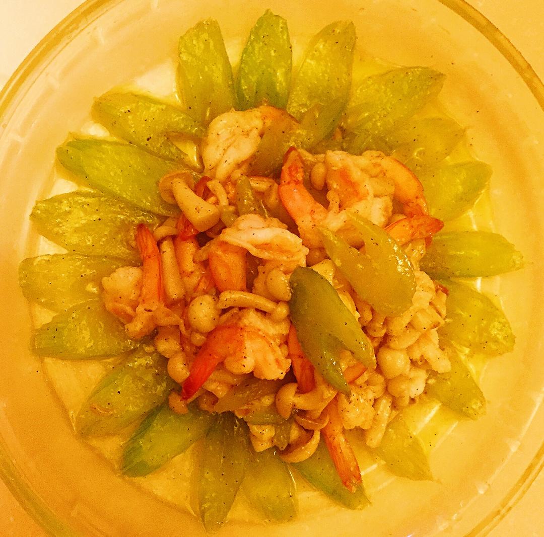 西芹白玉菇炒敲虾仁的做法