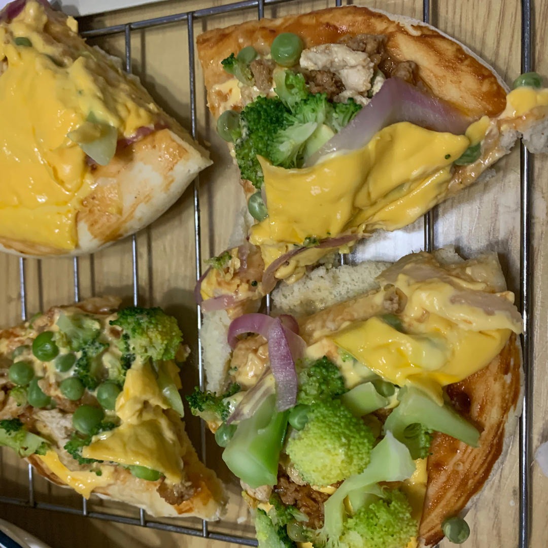 含宣软饼皮做法、自己在家也能做出馅料十足、超拉丝的美味诱人披萨