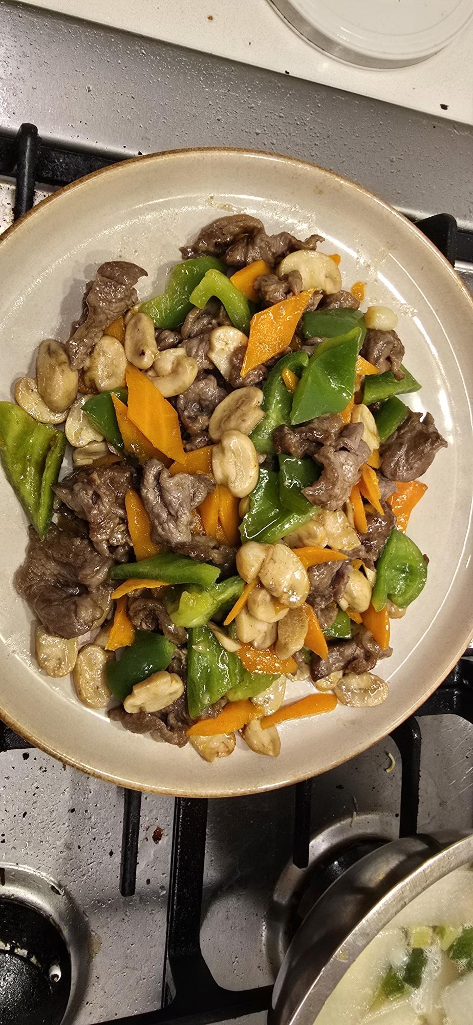口蘑炒牛肉