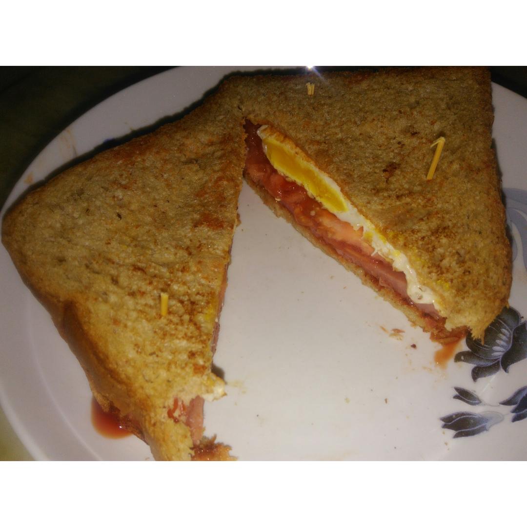 番茄煎蛋火腿三明治