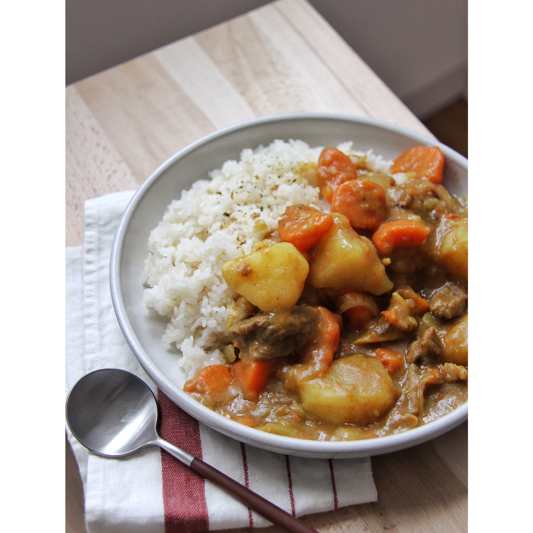 用铸铁锅来煮牛肉咖喱吧(ﾟ∀ﾟ)ｂ