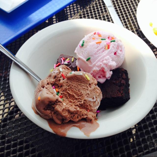Special Dessert- Brownie w/ ice- cream 布朗尼和冰淇凌的完美搭配！！的做法