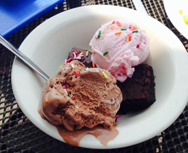 Special Dessert- Brownie w/ ice- cream 布朗尼和冰淇凌的完美搭配！！