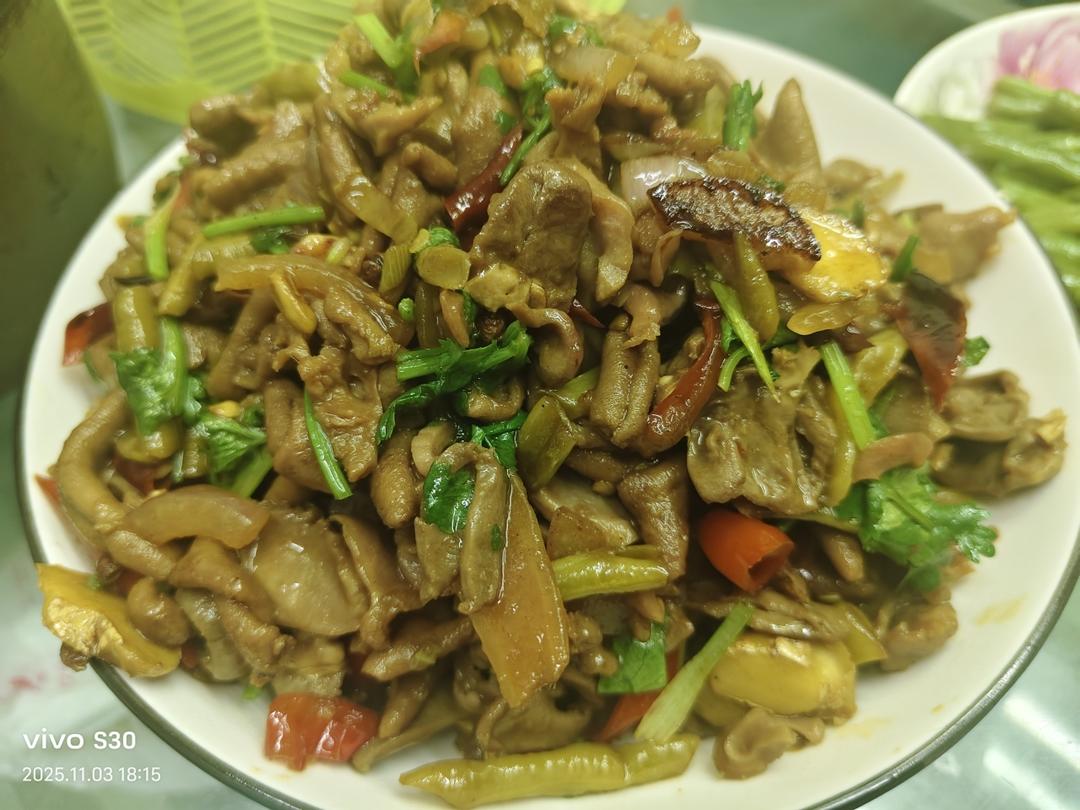 泡椒炒鸡杂