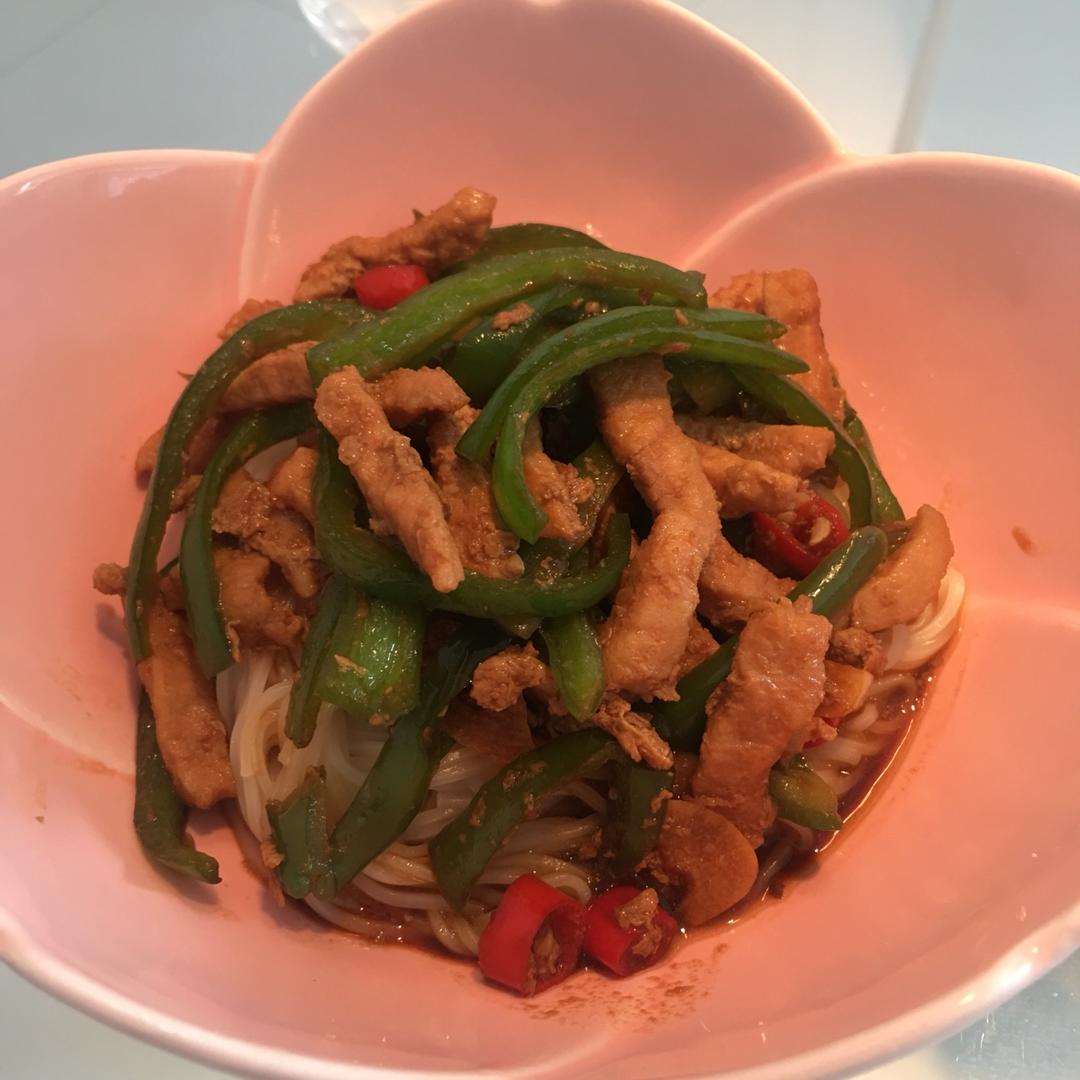 青椒肉丝拌面