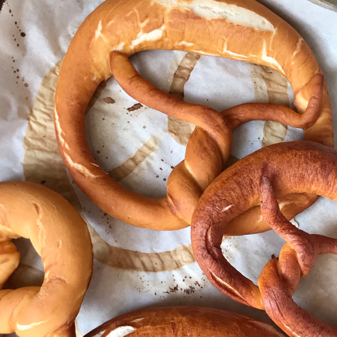 🥨黑麦碱水包Brezel🥨（小苏打版）