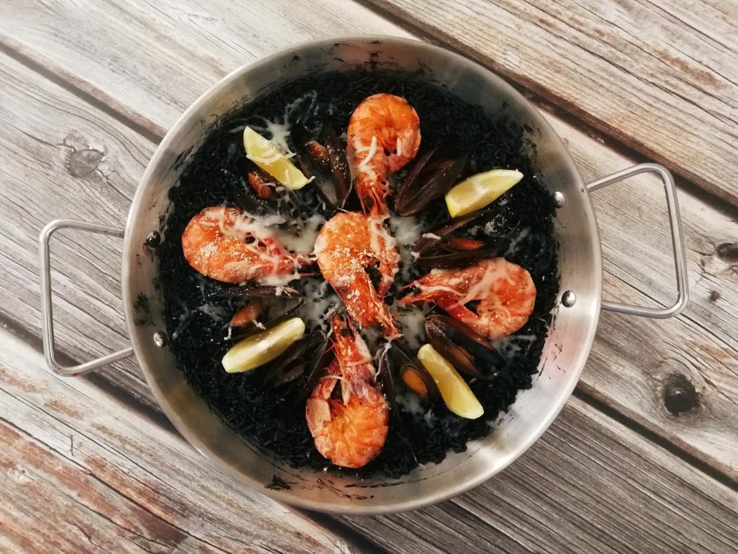 墨鱼汁海鲜饭paellanegra