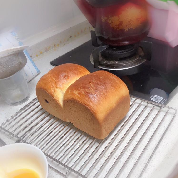 用烤箱自己做面包--手工牛奶吐司面包