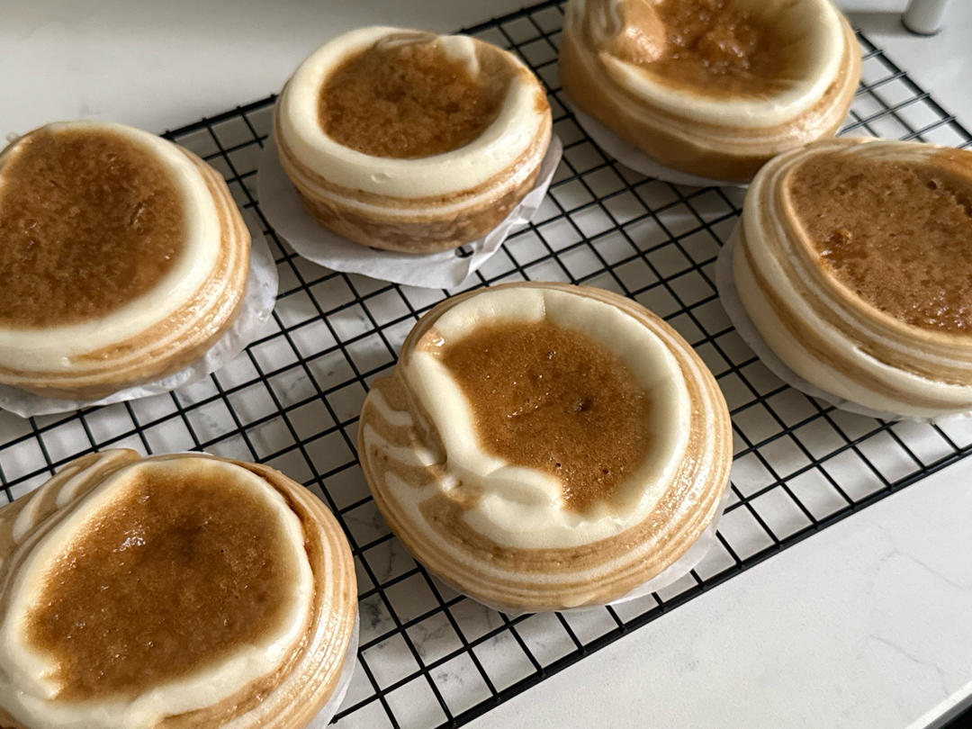 复刻最近很火的黑珍珠馒头~q弹的红糖马拉糕搭配松软的馒头，两种口感组合也太好吃了吧！