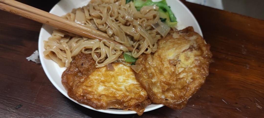 荷包蛋焖面
