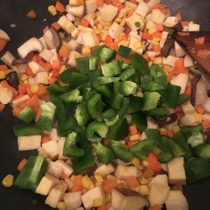 炒四丁之杏鲍菇胡萝卜爱上玉米青椒的做法 步骤6