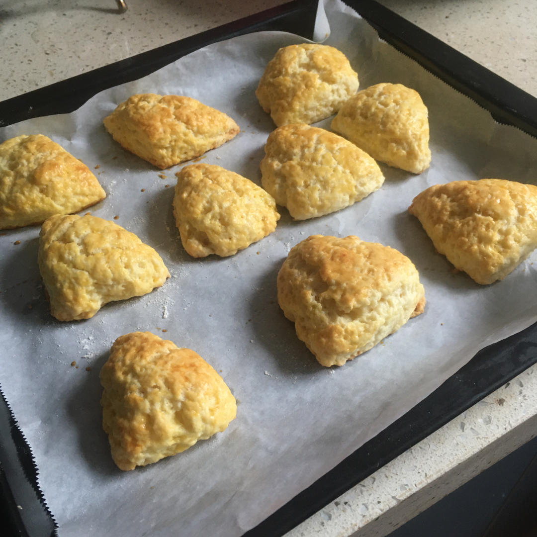 【视频】3分钟 奶油司康Scone(可能是世界上最快手的司康) 消耗淡奶油～