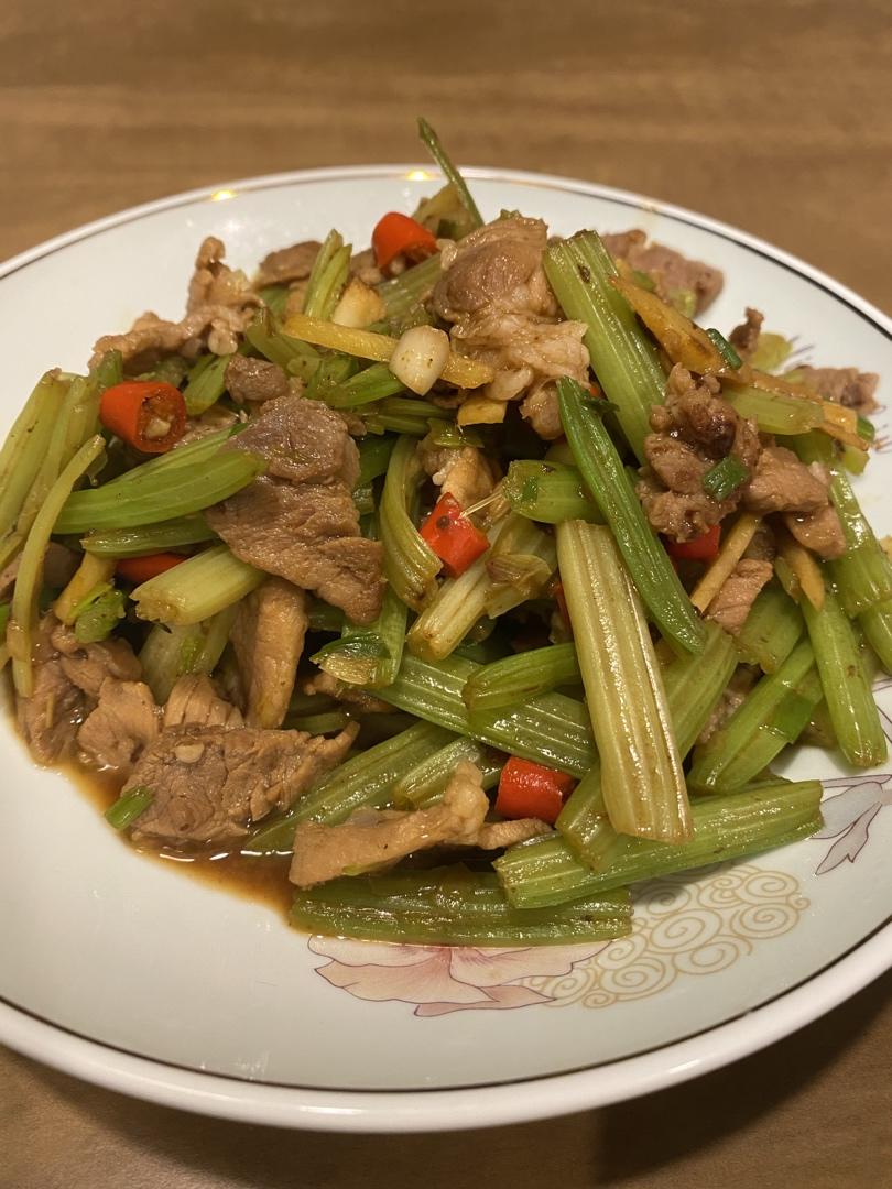 香芹炒肉家常下饭菜！
