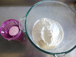 火龙果花朵面包的做法 步骤2
