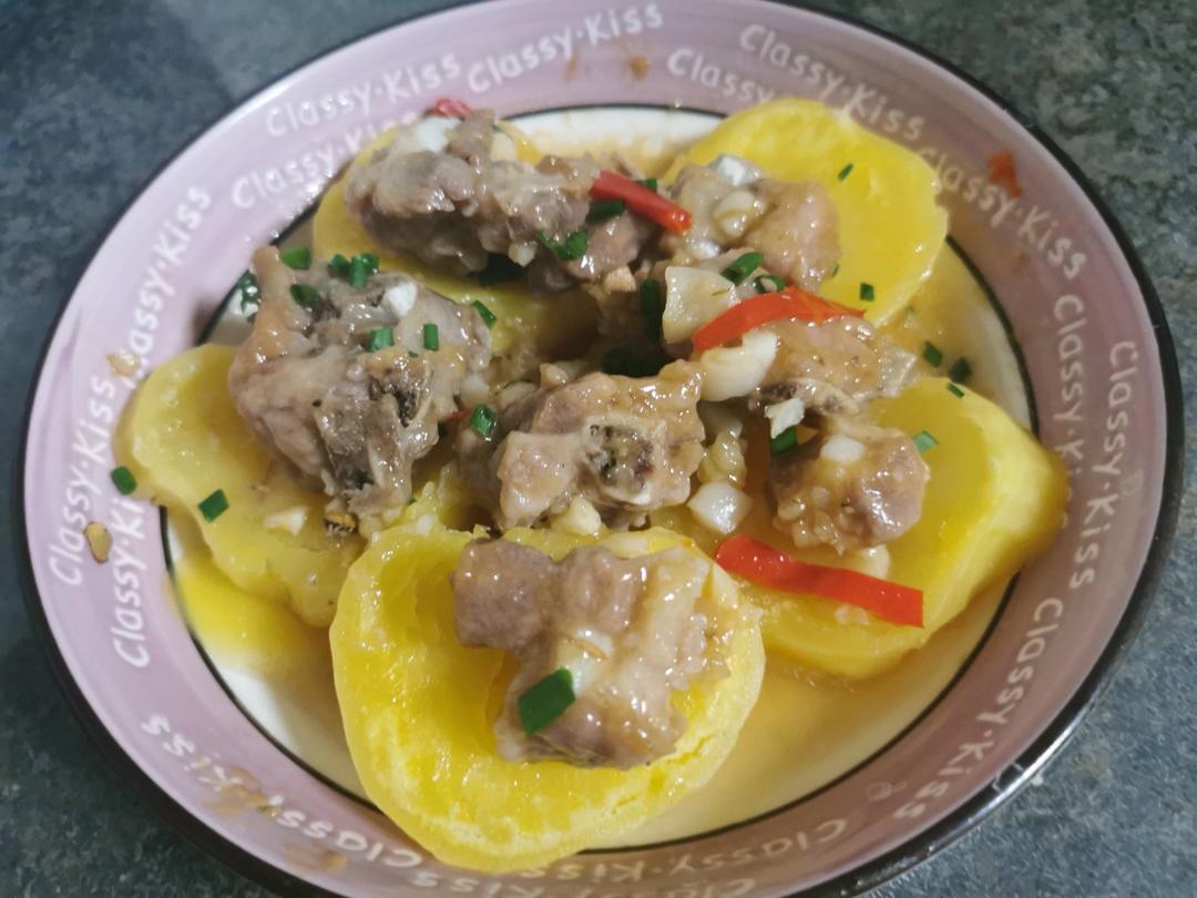 嫩蒸排骨配土豆