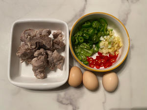 拆骨肉焖荷包蛋(下饭菜)的做法 步骤1