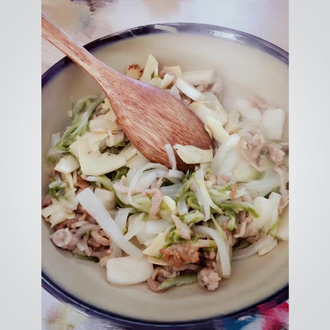 黄芽菜肉丝年糕汤