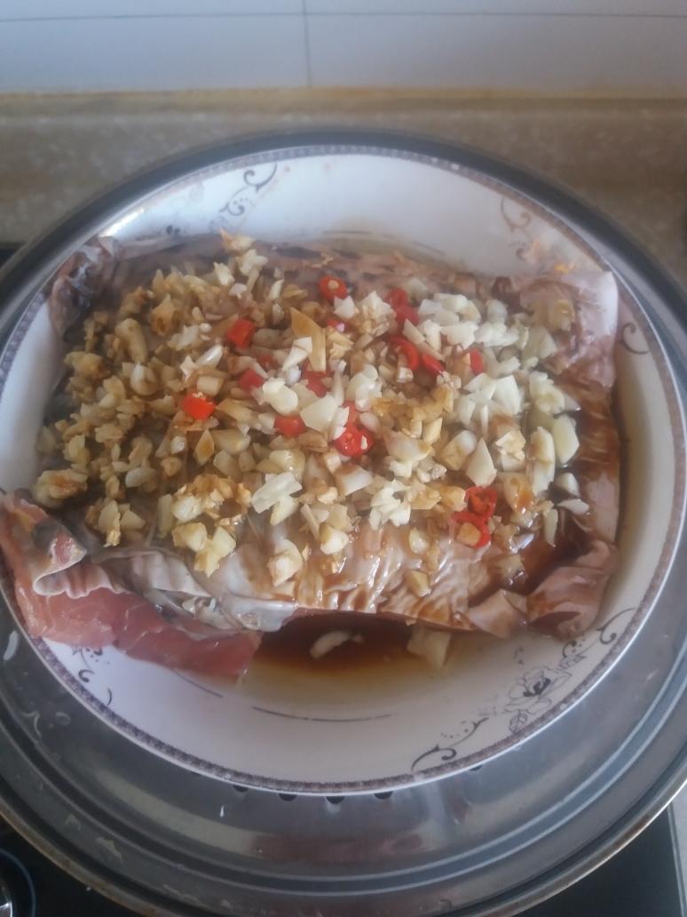 蒜香鲤鱼的做法 步骤3